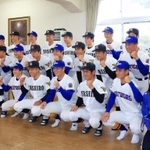 ガッツポーズで記念写真に収まる社と県岐阜商の野球部員たち＝２３日午前、加東市木梨、社高校（撮影・鈴木雅之）