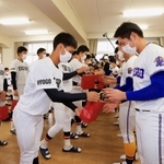 県岐阜商の選手たちにプレゼントを手渡す社の選手たち＝２３日午前、加東市木梨、社高校（撮影・鈴木雅之）