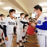 県岐阜商の選手たちにプレゼントを手渡す社の選手たち＝２３日午前、加東市木梨、社高校（撮影・鈴木雅之）
