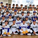 互いの帽子を交換し、記念写真に納まる社と県岐阜商の３年生ら＝２３日午前、加東市木梨、社高校（撮影・鈴木雅之）