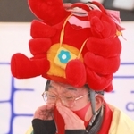 「かにさんありがとー！」と叫ぶ男性＝豊岡市城崎町今津