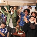 日本代表に熱い声援を送るサッカーファンら＝２３日夜、神戸市中央区（撮影・小林良多）