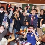 後半、日本が同点に追いつき、盛り上がるファンら＝２３日夜、神戸市中央区（撮影・小林良多）