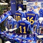 サッカー日本代表のユニホームなど関連グッズが並ぶスポーツ用品店の特設コーナー＝２４日午前、神戸市中央区東川崎町１（撮影・吉田敦史）
