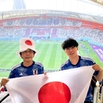歴史的勝利を挙げたドイツ戦を現地で観戦した城野拓司さん（左）と長男悠太さん＝ドーハ（城野さん提供）