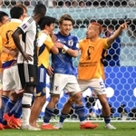 ドイツに勝利し、チームメートと喜ぶ堂安律（中央）＝カタール・ハリファ国際スタジアム（撮影・金田祐二）