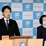 最高裁と神戸家裁に要望書を提出した後、記者会見する斎藤元彦知事（左）と正木靖子弁護士＝２４日午後、兵庫県庁