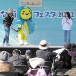 第１次ひょうごお魚内閣総選挙の結果を発表する選挙管理委員会のメンバーら＝明石市、兵庫県立明石公園