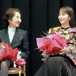 山路ふみ子映画賞の贈呈式に出席した吉岡里帆さん（右）と香川京子さん＝２５日午後、東京都千代田区