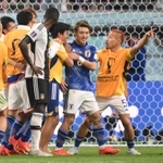 ドイツに勝利し、笑顔を見せる日本代表の堂安律（中央）ら＝２３日、ドーハ