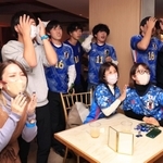 日本代表がコスタリカに先制点を許し、悲痛な表情を浮かべるサポーターら＝２７日夜、神戸市中央区北野町１、北野クラブアネックス（撮影・吉田敦史）