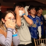 日本代表がコスタリカに先制点を許し、悲痛な表情を浮かべるサポーターら＝２７日夜、神戸市中央区北野町１、北野クラブアネックス（撮影・吉田敦史）