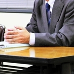 １７年前に発生したいじめ問題に関する、第三者委員会の報告書素案を受け会見する被害者の父親＝神戸市内