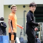 地元に開校したサッカースクールのイベントに兄の憂さん（右）と参加した堂安律＝５月２２日、尼崎市潮江１（撮影・有島弘記）