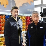 イチローさん（左）とグラブマイスターの岸本耕作さん＝２０２１年１１月、宍粟市波賀町安賀、ミズノテクニクス波賀工場（ミズノ提供）
