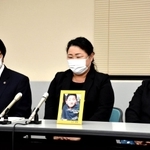 判決後、会見で涙を浮かべる北芝隆晴さんの母嘉代子さん（中央）や祖母の美代子さん（右）＝３０日午後、神戸市中央区