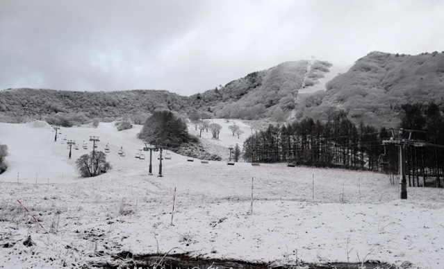 初雪となったハチ高原。鉢伏山やゲレンデに雪が積もった＝１日午前、養父市内