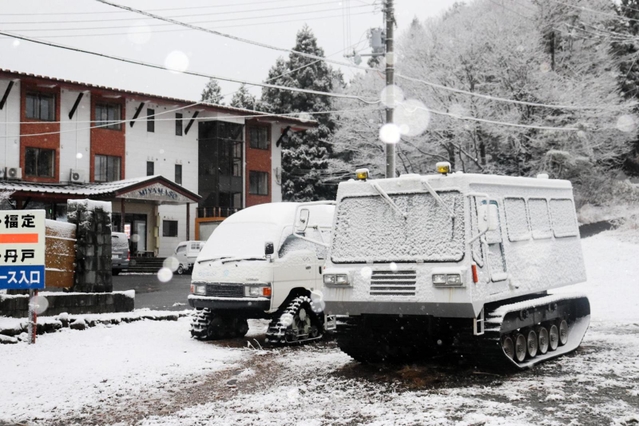 初雪となったハチ高原。雪上車も準備が進んでいる＝１日午前、養父市内