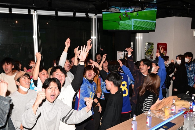 後半３分、堂安のゴールで同点に追いつき、盛り上がるスポーツバー＝２日午前５時５分、神戸市中央区下山手通１（撮影・坂井萌香）
