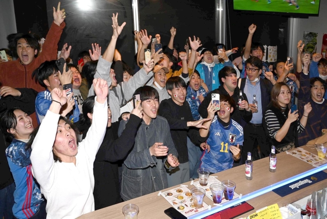 日本勝利の瞬間、盛り上がるスポーツバー＝２日午前５時５３分、神戸市中央区下山手通１（撮影・坂井萌香）