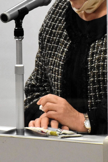 涙で声を詰まらせながら思いを語る山内美輝さんの母親＝神戸市中央区下山手通４、兵庫県民会館