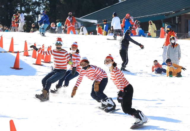 人工雪のゲレンデを滑走するスノーボーダーら＝３日午前、神戸市灘区六甲山町、六甲山スノーパーク（撮影・吉田敦史）