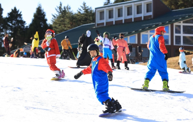 人工雪のゲレンデを滑走するスノーボーダーら＝３日午前、神戸市灘区六甲山町、六甲山スノーパーク（撮影・吉田敦史）