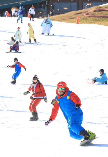 人工雪のゲレンデを滑走するスノーボーダーら＝３日午前、神戸市灘区六甲山町、六甲山スノーパーク（撮影・吉田敦史）