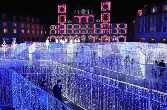 無数の発光ダイオード（ＬＥＤ）で彩られた光の迷路やピンクパレス＝神戸市北区大沢町上大沢、道の駅神戸フルーツフラワーパーク大沢（撮影・吉田敦史）