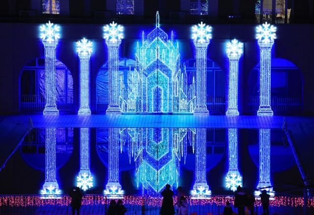 水面に反射するアイスパレス＝神戸市北区大沢町上大沢