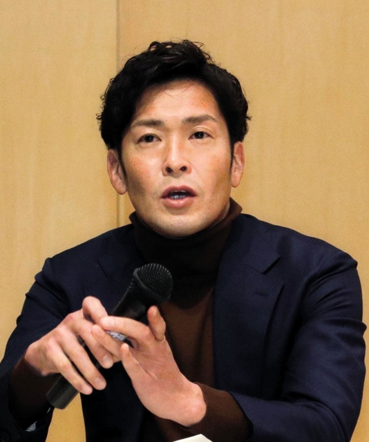 クロアチア戦に向け、日本代表にエールを送る加地亮さん＝３日、神戸市東灘区岡本９、甲南大甲友会館
