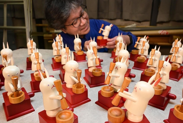 餅をつく動きがかわいらしいウサギをモチーフにした神戸人形＝神戸市東灘区住吉山手８