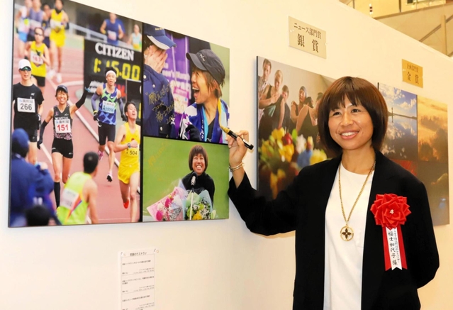 自身が写った作品にサインをするゲストの福士加代子さん＝７日午前、京都市南区