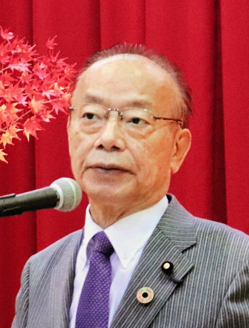 国政報告会で近況を語る谷公一氏＝２０２２年１１月２７日、兵庫県香美町村岡区