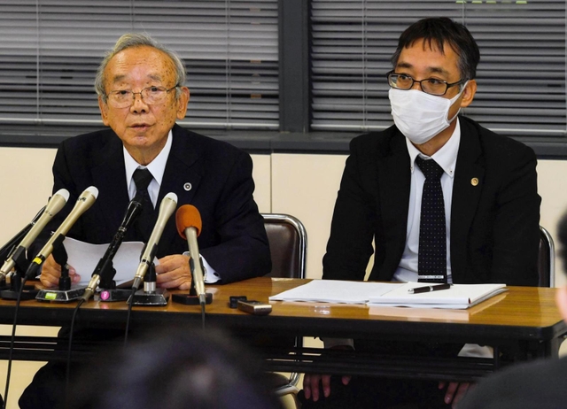 調査委の報告書提出を受け、女子生徒の遺族の代理人として会見する野口善國弁護士（左）と野口啓暁弁護士＝９日午後、神戸市役所（撮影・三津山朋彦）