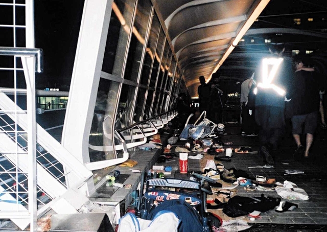 事故直後の歩道橋。左奥に曲がった手すりが見える＝２００１年７月（明石市提供）