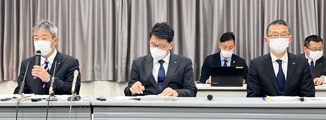 新幹線の安全性向上の取り組みについて説明するＪＲ西日本の込山哲也部長（左）ら＝１２日午後、大阪市内