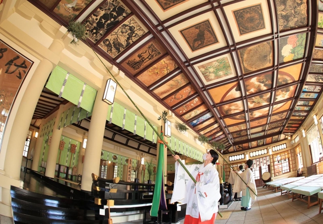 天井画が並ぶ拝殿で行われた恒例のすす払い＝１３日午前、神戸市中央区多聞通３（撮影・小林良多）