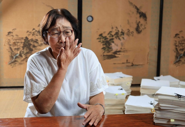 高松由美子さんは民事訴訟の際に苦労して集めた事件記録の一部を手元に置いている＝兵庫県稲美町（撮影・小林良多）