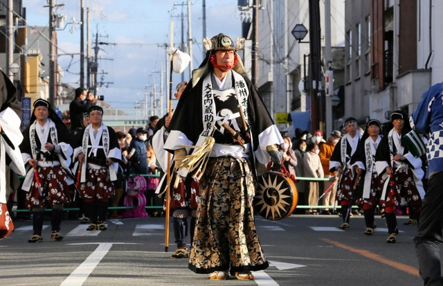 大石内蔵助役の中村雅俊さんを先頭に進む義士行列＝１４日午後、赤穂市内（撮影・大山伸一郎）