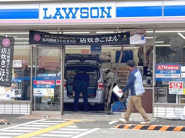 コンビニ店に正面から突っ込んだ乗用車＝１１月２６日、神戸市西区福吉台１