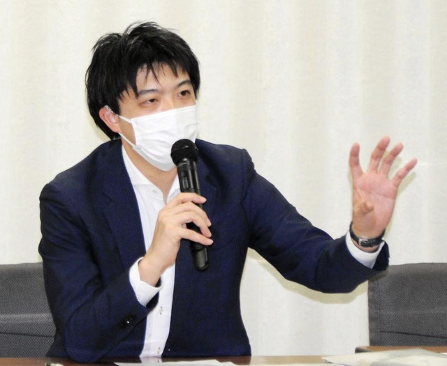 記者会見する「中皮腫・アスベスト疾患・患者と家族の会」担当者＝１４日午後、東京都千代田区