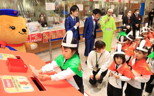年賀状を投かんする熊内幼稚園の園児ら＝１５日午前、神戸市中央区栄町通６、神戸中央郵便局（撮影・吉田敦史）