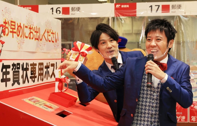 年賀状の引き受け開始をＰＲするスマイルの（左から）瀬戸洋祐さんとウーイェイよしたかさん＝１５日午前、神戸市中央区栄町通６、神戸中央郵便局（撮影・吉田敦史）
