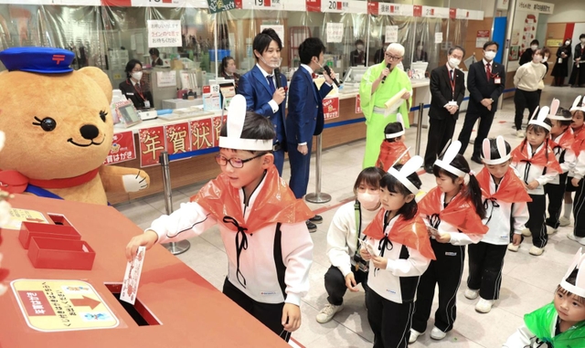 年賀状を投かんする熊内幼稚園の園児ら＝１５日午前、神戸市中央区栄町通６、神戸中央郵便局（撮影・吉田敦史）