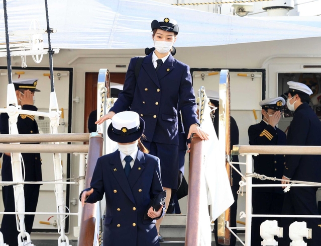 ３月に三つ目の乗船実習を終え、練習帆船「海王丸」から下船する桜井奈津子さん＝神戸市中央区波止場町