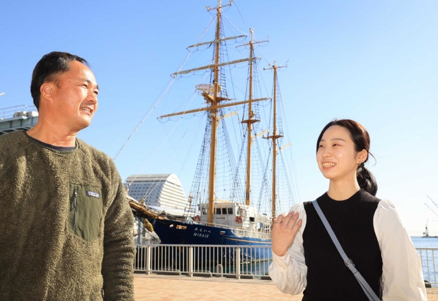 帆船「みらいへ」の小原朋尚船長（左）に感謝の気持ちを伝える桜井奈津子さん＝神戸市中央区波止場町