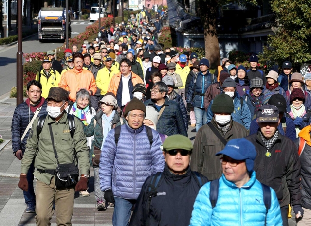 避難路などを確認しながら街を歩くメモリアルウォークの参加者ら＝２０１９年１月１７日、神戸市中央区多聞通３