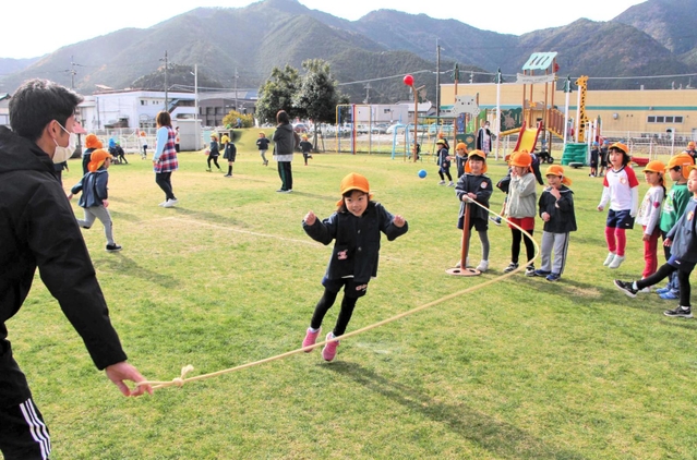 豊かな自然に囲まれた環境で遊ぶ認定こども園あおがきの園児＝丹波市青垣町沢野