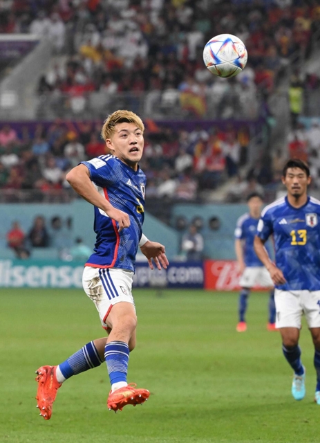 カタールＷ杯のスペイン戦で攻め込む堂安律＝２日、ハリファ国際スタジアム